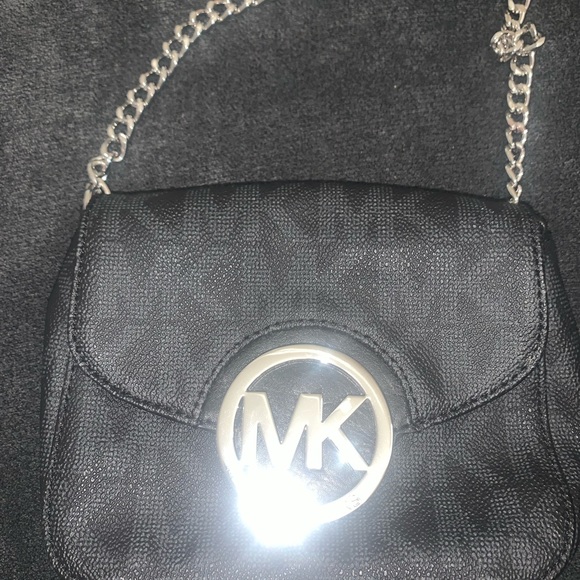 Michael Kors Logo crossbody. - Picture 4 of 6